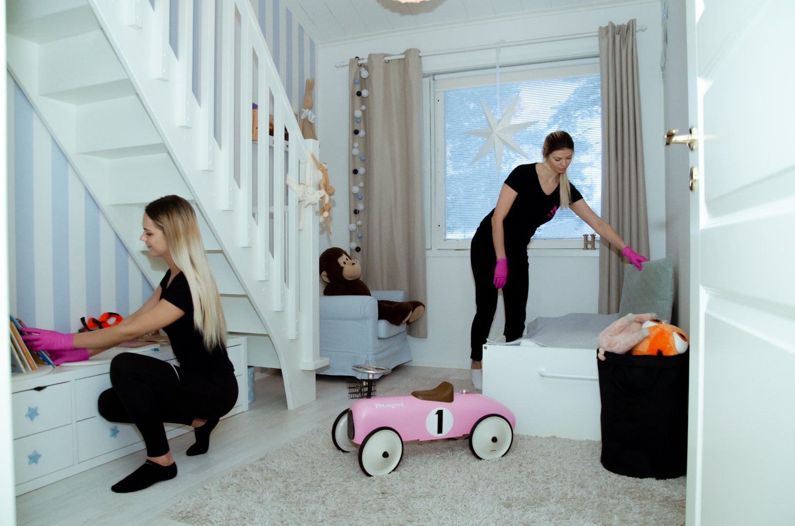 Kotisiivous säännöllisellä siivouspalvelulla varmistaa, että koti pysyy puhtaana kiireisessä perhearjessa. Siivoamme lelut ja putsaamme lasten aiheuttamat tahrat.